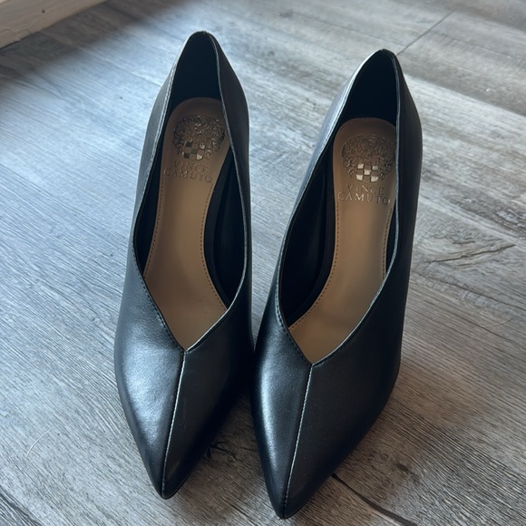 LIKE NEW! Black Leather Vince Camuto Pumps - Picture 4 of 5